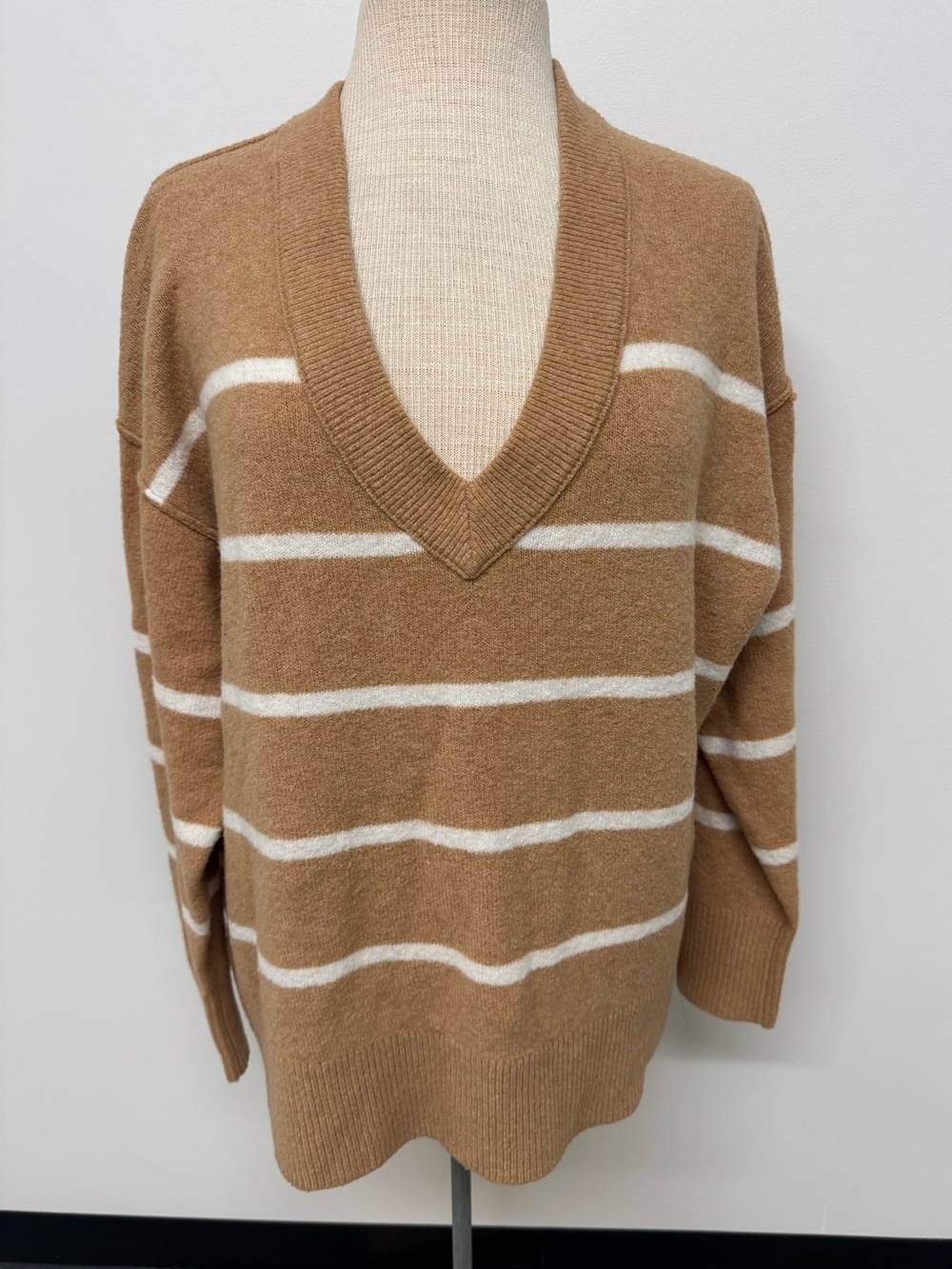 Aerie Women’s Medium Classic V-Neck Stripe Sweater - Camel & White
